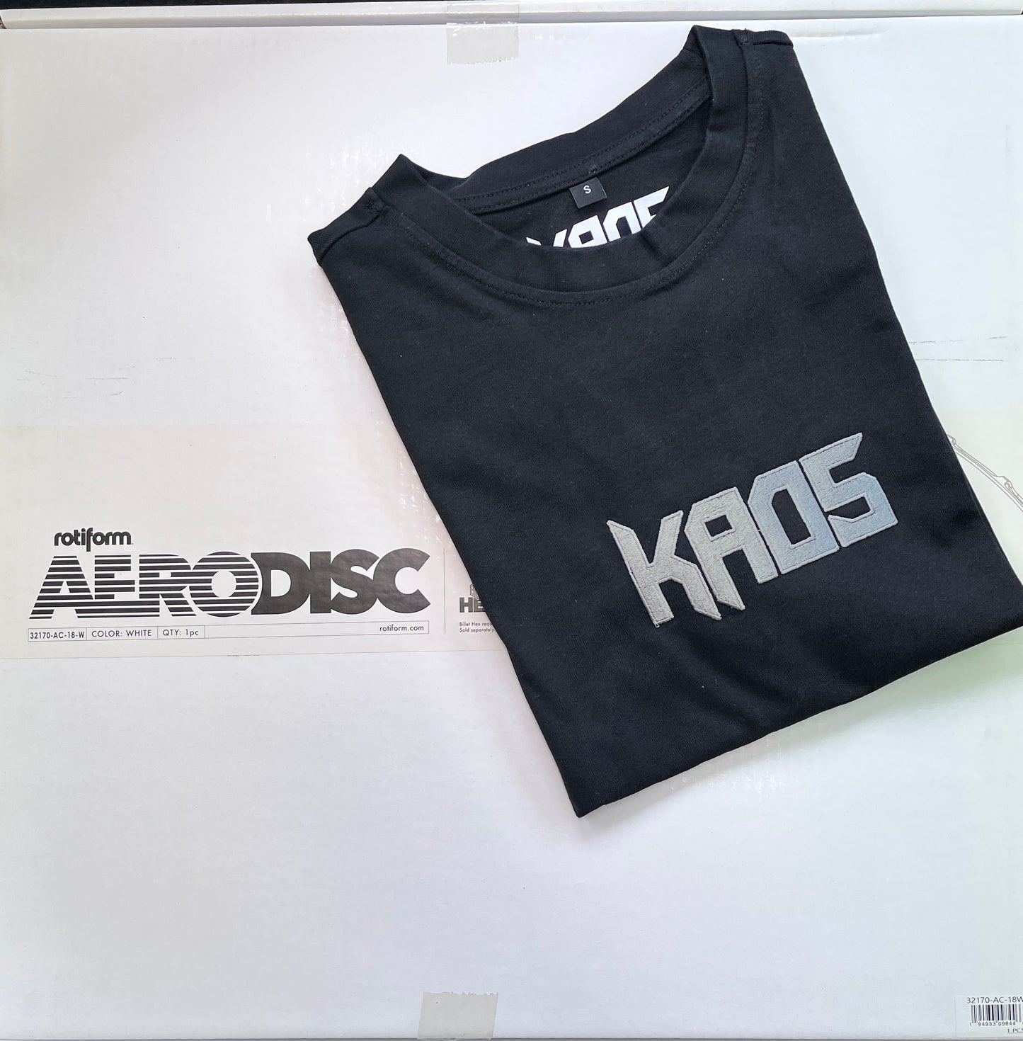 Kaos Oversized Premium geborduurd T-shirt (zwart met leisteenlogo)