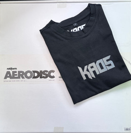 T-shirt brodé Kaos surdimensionné Premium (noir avec logo ardoise)