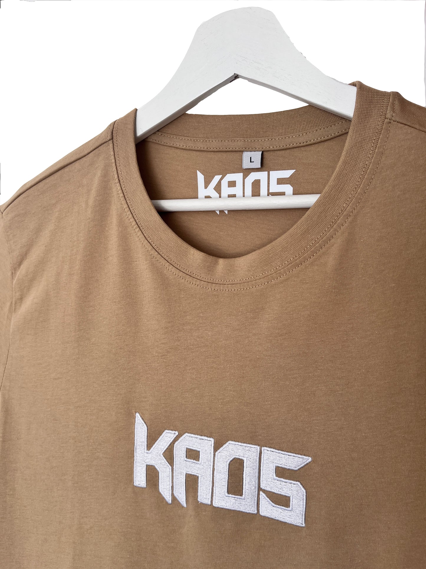 Kaos Premium geborduurd T-shirt (nat zand)